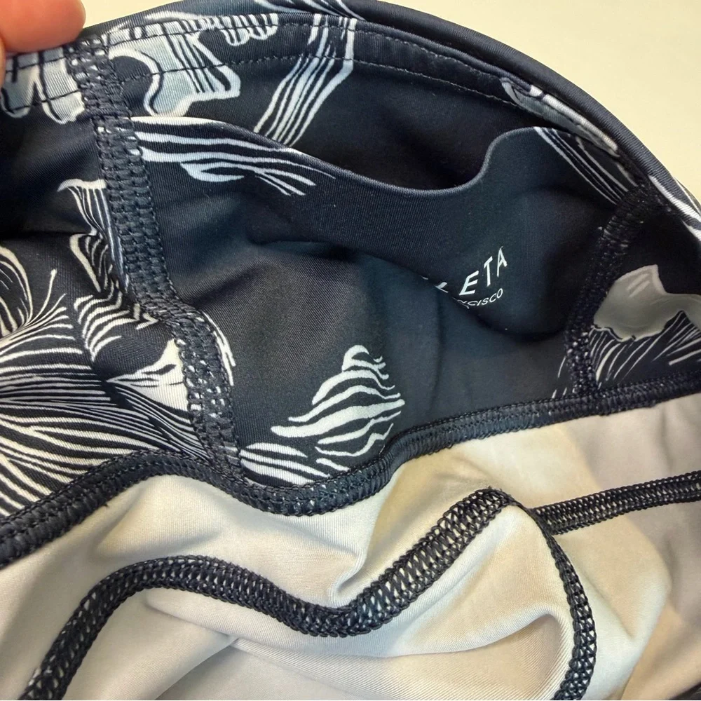 Athleta Sonic Capri Floral Print 7/8 Leggings Size Large Navy Blue High Rise - Picture 10 of 10